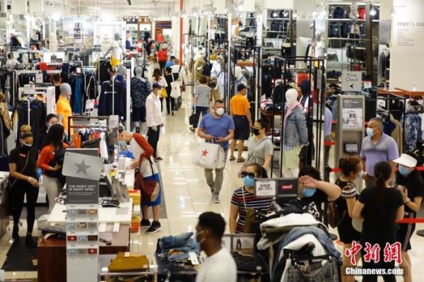 当地时间6月24日,梅西百货位于纽约市皇后区的一家门店,顾客正在购物。
<a target='_blank' href='http://www.chinanews.com/'>中新社</a>记者 廖攀 摄 点击进入下一页
