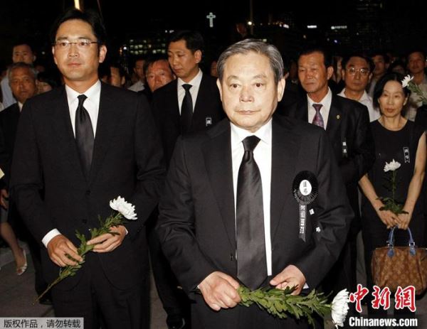 资料图为韩国三星集团会长李健熙和李在镕。 点击进入下一页