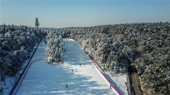 长春净月潭滑雪场开板:雪淞雾凇间穿行感受“梦境般”乐趣 长春净月潭滑雪场开板:雪淞雾凇间穿行感受“梦境般”乐趣