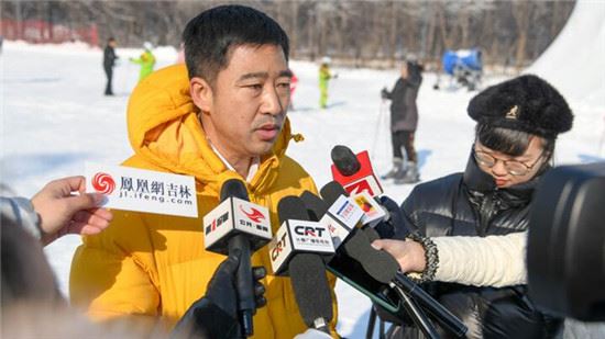 长春净月潭滑雪场开板:雪淞雾凇间穿行感受“梦境般”乐趣 长春净月潭滑雪场开板:雪淞雾凇间穿行感受“梦境般”乐趣