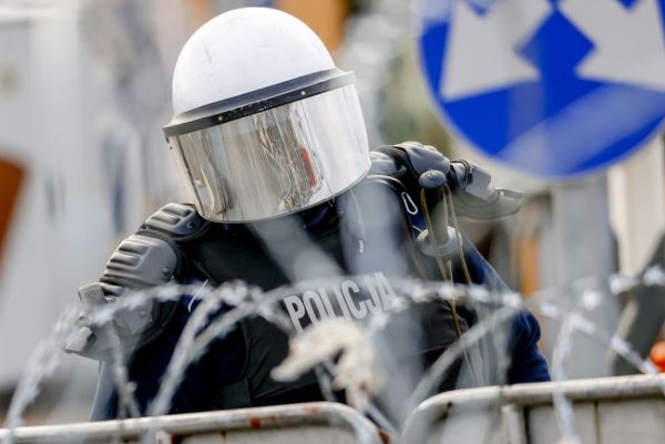 波白难民危机升级 波兰边防持续部署警卫