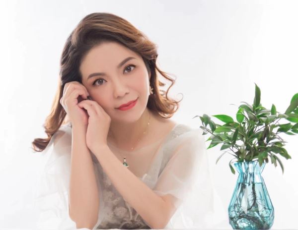 老艺术家石小杰领唱歌曲《坐上高铁去台湾》 老艺术家石小杰领唱歌曲《坐上高铁去台湾》