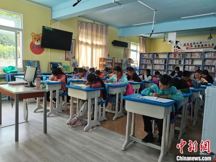 马尔康市草登乡中心小学校的学生在卓克基中心小学校上课。 王利文 摄 马尔康市草登乡中心小学校的学生在卓克基中心小学校上课。 王利文 摄