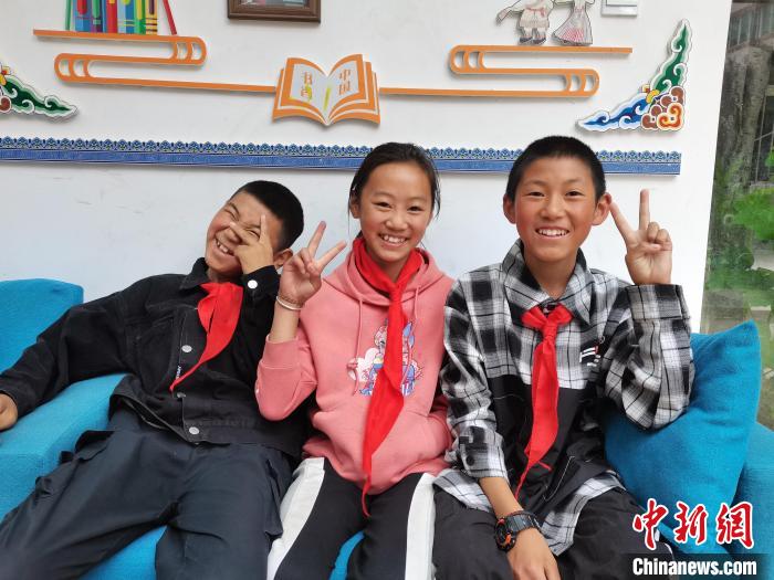 马尔康市草登乡中心小学校的学生正在新学校的活动室玩耍。 王利文 摄 马尔康市草登乡中心小学校的学生正在新学校的活动室玩耍。 王利文 摄
