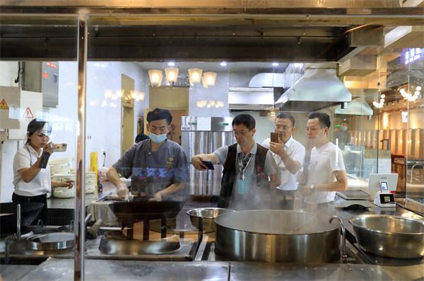 25家“外媒”走进成都品鉴美食:爱上简阳美味羊肉汤 25家“外媒”走进成都品鉴美食:爱上简阳美味羊肉汤